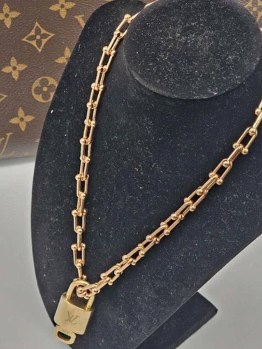 Gold-Plated Necklace with Authentic Louis Vuitton Padlock - Picture 10 of 11